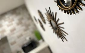 Luxurious 2 Bed Apartment In Heart Of Burnley With Private Parking